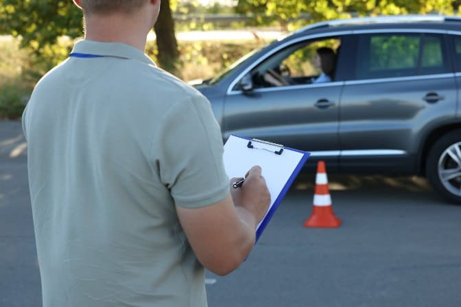 Najważniejsze manewry na kursie prawa jazdy – praktyka, która decyduje o pewności za kierownicą