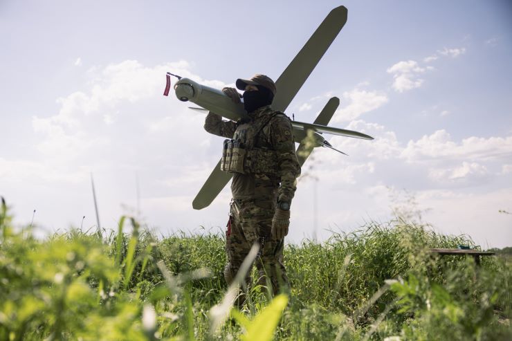 Військовослужбовець полку безпілотних систем «Лава» з ударним безпілотником «Булава» 22 травня 2026 року в Харківській області. Фото Getty Images