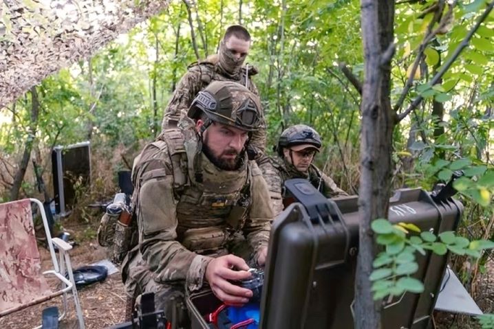 Український військовослужбовець, який керує безпілотником поблизу лінії фронту на сході України (фото: Ірина Рибакова/93-а механізована бригада України/АП)