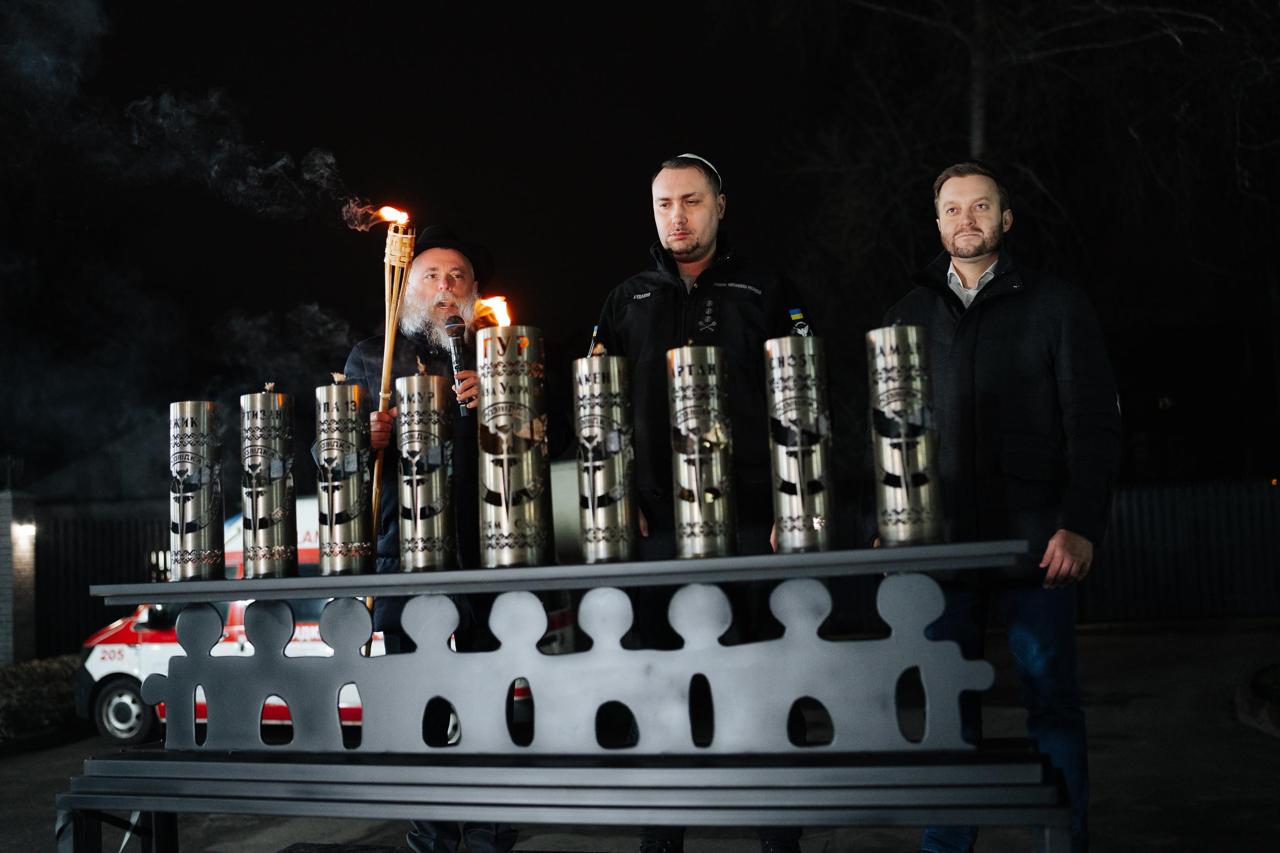 Кирило Буданов першим запалює головну свічку на Хануку в Києві, 14 грудня 2025 року. Фото: Єврейський культурний центр Київ.
