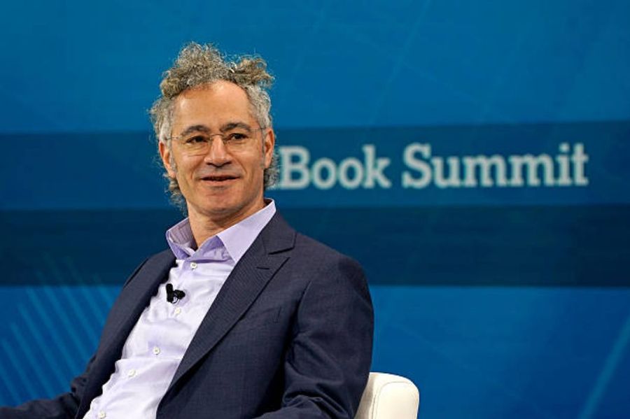 Алекс Карп виступає на сцені під час саміту The New York Times DealBook Summit 2025