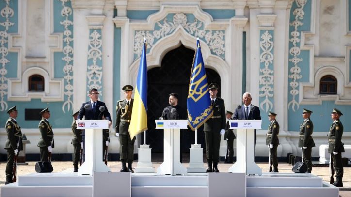 Прем'єр-міністр Великої Британії Енді Бернем (у центрі зліва), Президент України Володимир Зеленський (у центрі) та голова Європейської ради Антоніо Коста у церемонії з нагоди 35-ї річниці Дня незалежності України. Фото: Генрі Ніколс / Pool AFP через AP