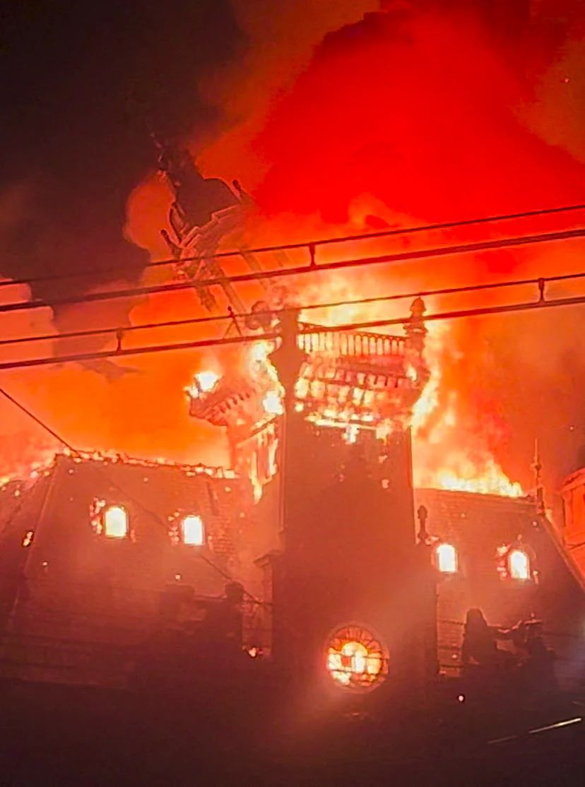 Пожежа в мерії Ліможа під час масових заворушень у Франції 17 жовтня / Фото: Lucas Destrem/via REUTERS 
