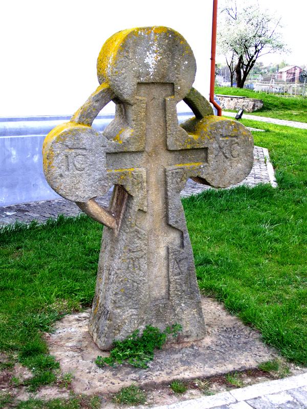 Арійський сонячний хрест біля церкви святого Іллі, де було поховано Богдана Хмельницького. Село Суботів, 14 км від Чигирина. 
