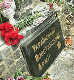 Націоналісти охороняють та наводять лад біля пам’ятника УПА в Харкові