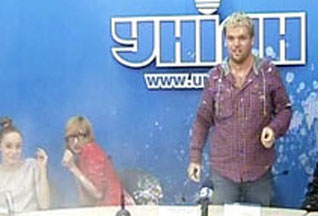 Російських гомосексуалістів в Києві закидали яйцями