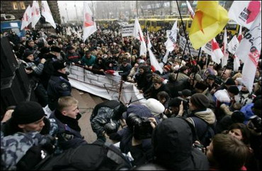 Черновецький заспокоював протестуючих своїми піснями