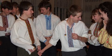 На випускний у вишиванці та віночку