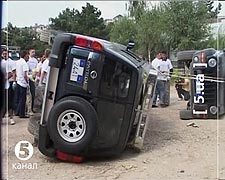 Косовські албанці розтрощили автівки місії ЄС