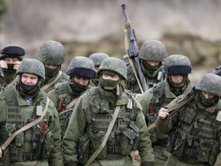 Фото: Російських військових у Криму більшає