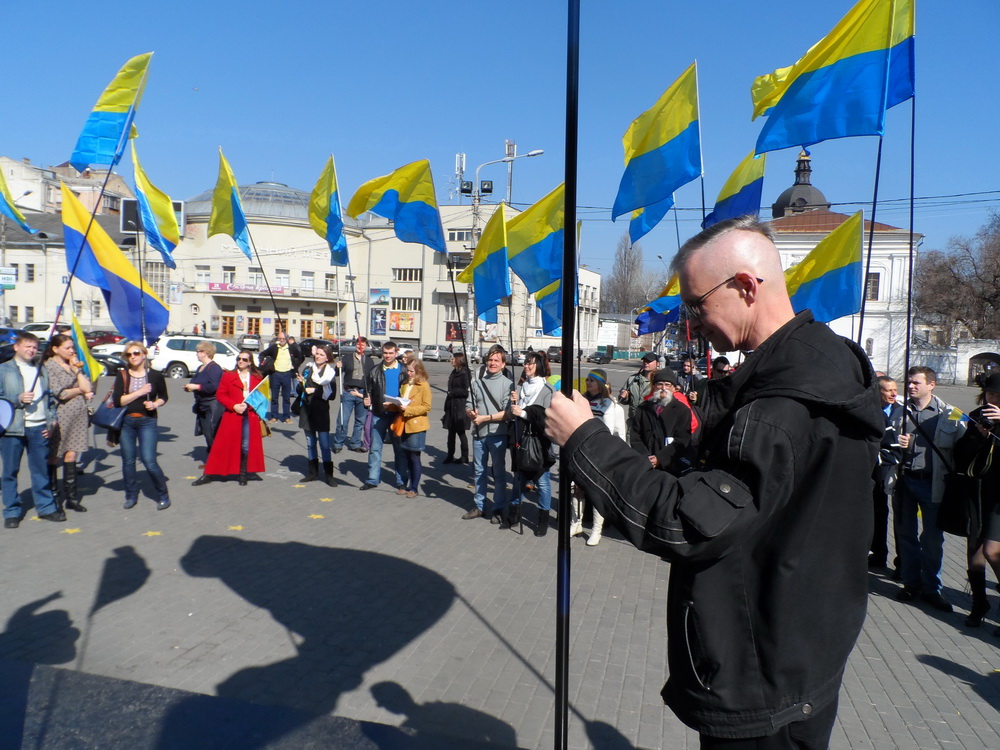 Початок Свята Сонячного прапора. Київ, Контрактова площа, 22 березня 2014 року