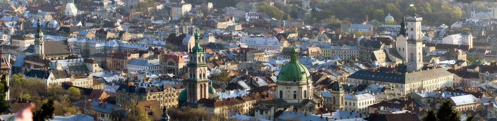 Панорама центру Львова.