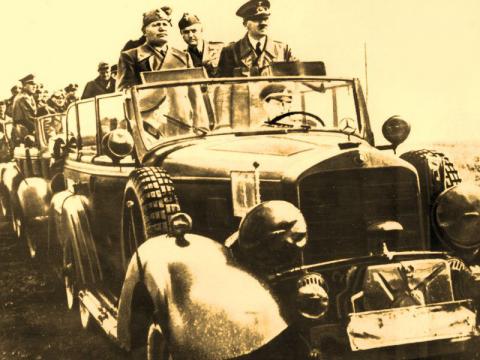 Гітлер і Муссоліні на відкритій машині в Умані 