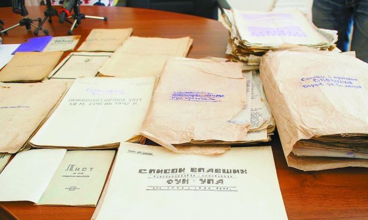 Співробітники СБУ передали документи, знайдені у бідоні, для оцінки та аналізу історикам Чернівецького національного університету імені Юрія Федьковича  Джерело: Високий замок online — http://wz.lviv.ua/ukraine/180171-chorni-arkheolohy-khotily-zbahatytysi
