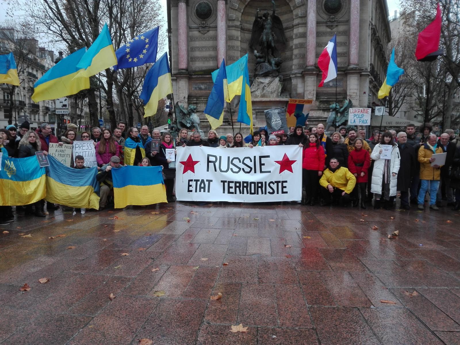 Акція на підсилення України у Нормандському форматі, Париж, 8 грудня 2019 року. Плакат «РОСІЯ - ТЕРОРИСТИЧНА ДЕРЖАВА»