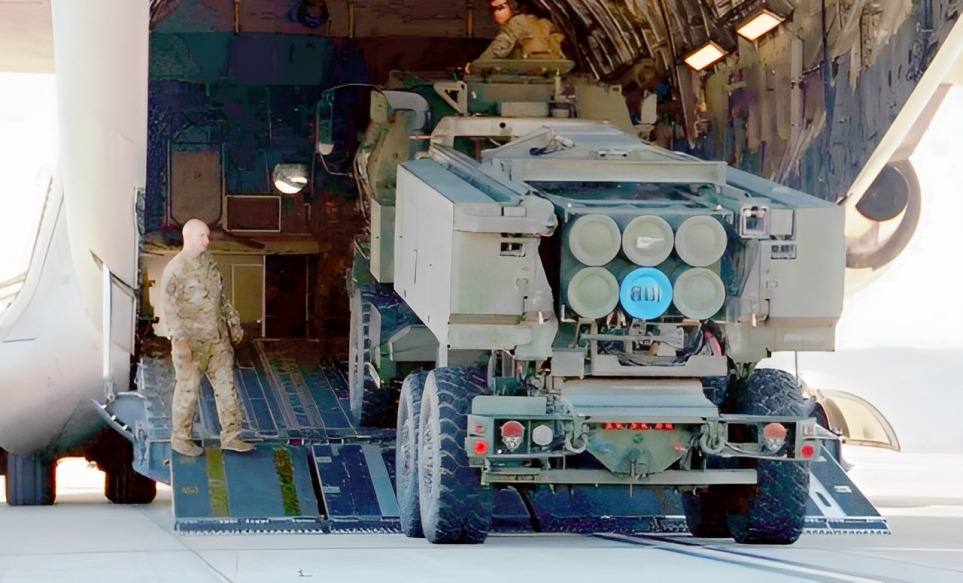  HIMARS на літаку C-17 Globemaster III, 27 січня 2022 року. 