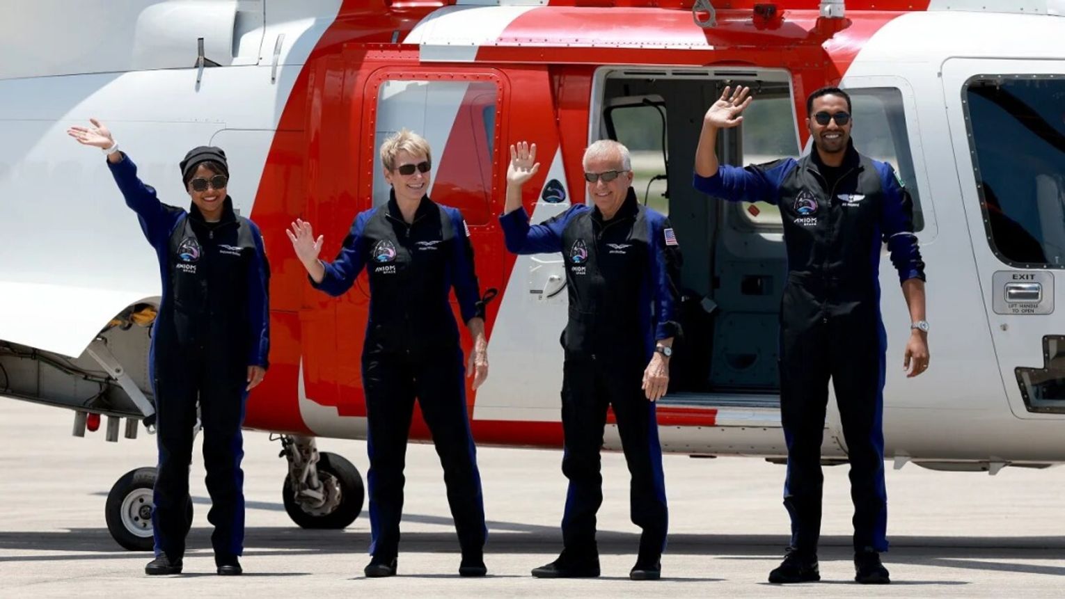 Астронавти AX-2 вітають землян арійським салютом. Фото: Joe Raedle/Getty Images