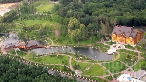 У Києві відкривається екскурсійний маршрут на теплоході до Межигір’я 
