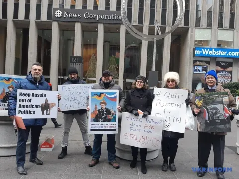 У Нью-Йорку діаспора пікетувала Fox News за пропутінські висловлювання // Фото: Володимир Ільченко, Укрінформ