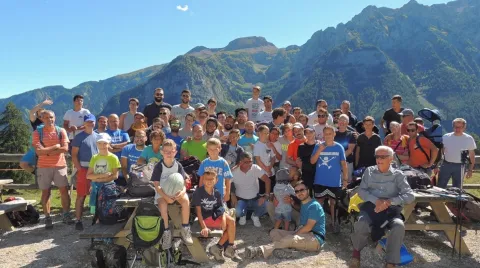 Веселі католицькі гобіти в літньому таборі