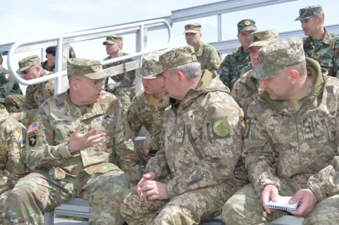 Бен Ходжес (ліворуч) і начальник Генштабу ЗСУ Віктор Муженко в Графенвері