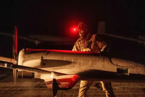 Український військовослужбовець 14-го окремого полку безпілотних літальних апаратів готує до зльоту безпілотник дальнього радіусу дії «Ан-196 «Лютий»14 жовтня 2025 року. Архівне фото Associated Press