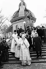 По цілющу воду щороку понад тисячу літ на Водохреща кияни спускаються до Дніпра 