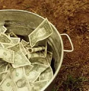 Долар упав через енергетичну катастрофу в США, нафта різко подорожчала