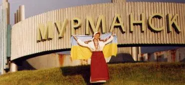 З українським прапором і російським триколором...
