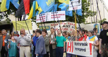 Гаранту Конституції вручили повістку на «Чорну раду»