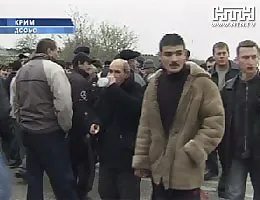 У Сімферополі кримські татари знову блокують рух автотранспорту