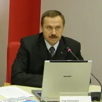 Влада Парламенту є похідною від влади народу, а Конституцію має приймати народ