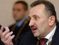 Хтось міг вирішити, що краще пожертвувати одним, що вже засвітився, ніж бачити на лаві підсудних усю компанію