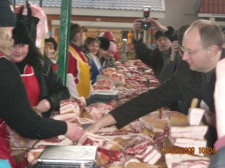 Яценюк, сало і бджоли