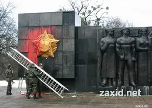 Коли ж буде знятий львівський монумент?