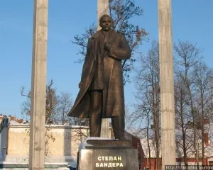 Пам’ятник Бандері залишать беззахисним