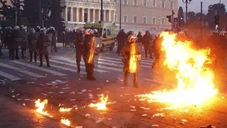 Греція у вогні: на вулицях бійки, підпали і пограбування