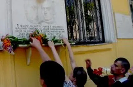Покладання квітів до меморіальної дошки Івану і Юрію Липам