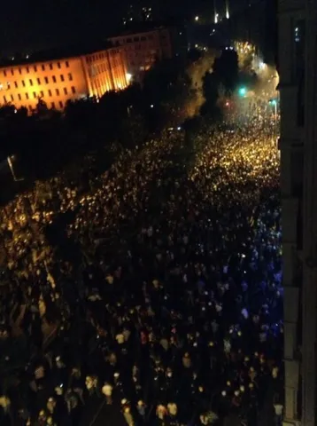 Ґезі парк взяла поліція, а люди вийшли на вулицю Харбійє, що неподалік