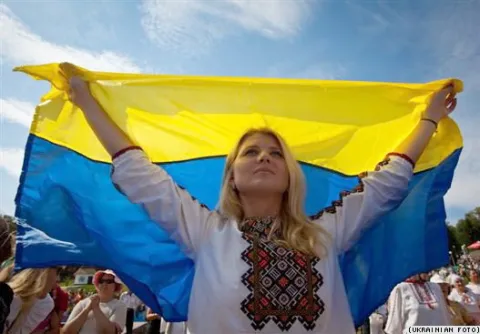 Жовто-блакитний прапор арійської України: божественне сонце освячує воду життя