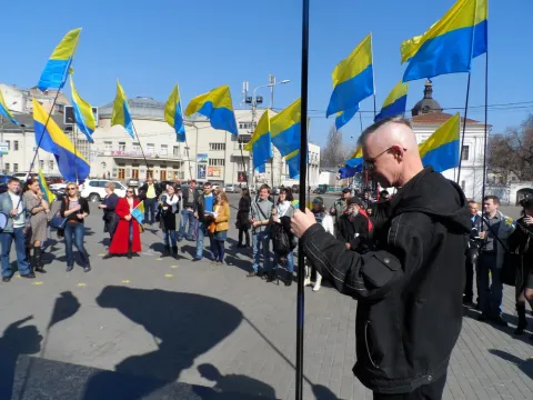 Початок Свята Сонячного прапора. Київ, Контрактова площа, 22 березня 2014 року