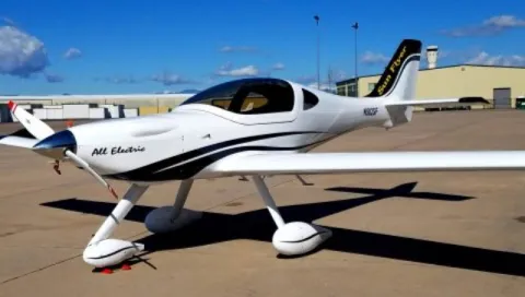 Електричний навчальний літак Sun Flyer (США)