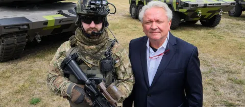 генеральний директор Rheinmetall Армін Паппергер з українським воїном
