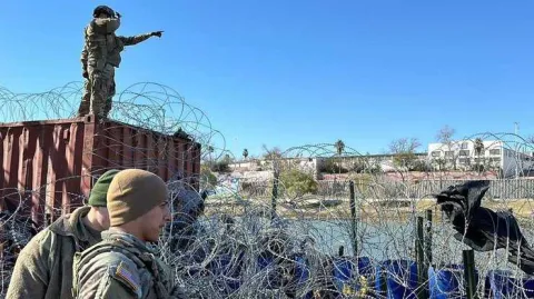 Посилення кордону штату Техас. Фото cbsaustin.com