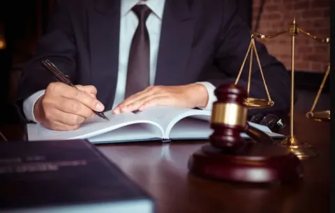 Адвокат в Україні: коли правова підтримка потрібна без зволікань