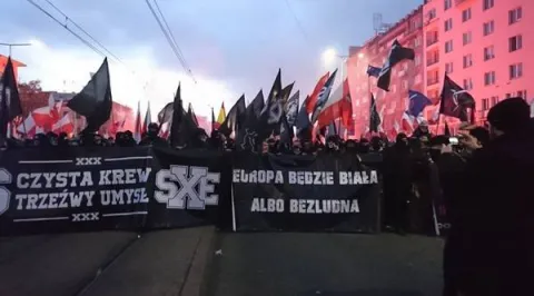 Учасники маршу на честь Дня незалежності Польщі 11 листопада 2017 року. Написи на транспарантах: \"Чиста кров, тверезий розум\" та \"Європа буде білою або безлюдною\"