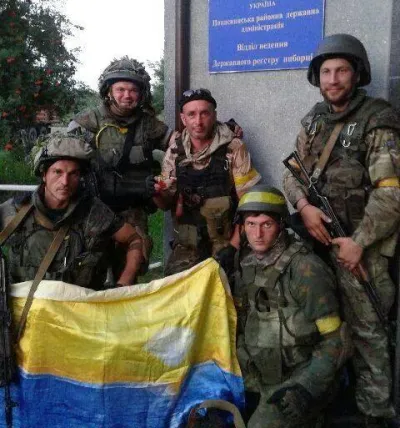 Батальйон Донбас з сонячно-блакитним прапором Перемоги