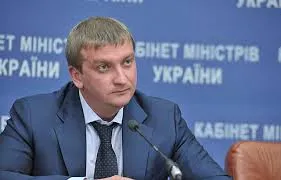 Апарат держслужбовців в Україні скоротять на 30-50%