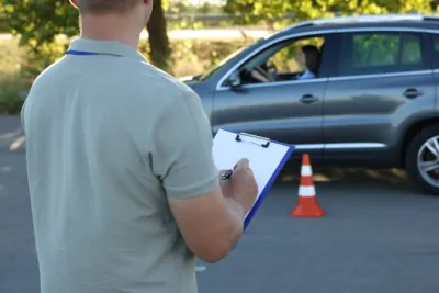 Najważniejsze manewry na kursie prawa jazdy – praktyka, która decyduje o pewności za kierownicą