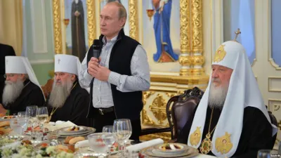 Le président de la Russie Vladimir Poutine (avec microphone) et le patriarche de Moscou 11 juillet 2016 